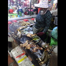 Hier wird Fisch und Geflügel gegrillt